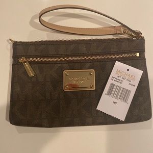 Michael Kors Jet Set Large Wristlet Brown. Still has tags. Was never used/worn.